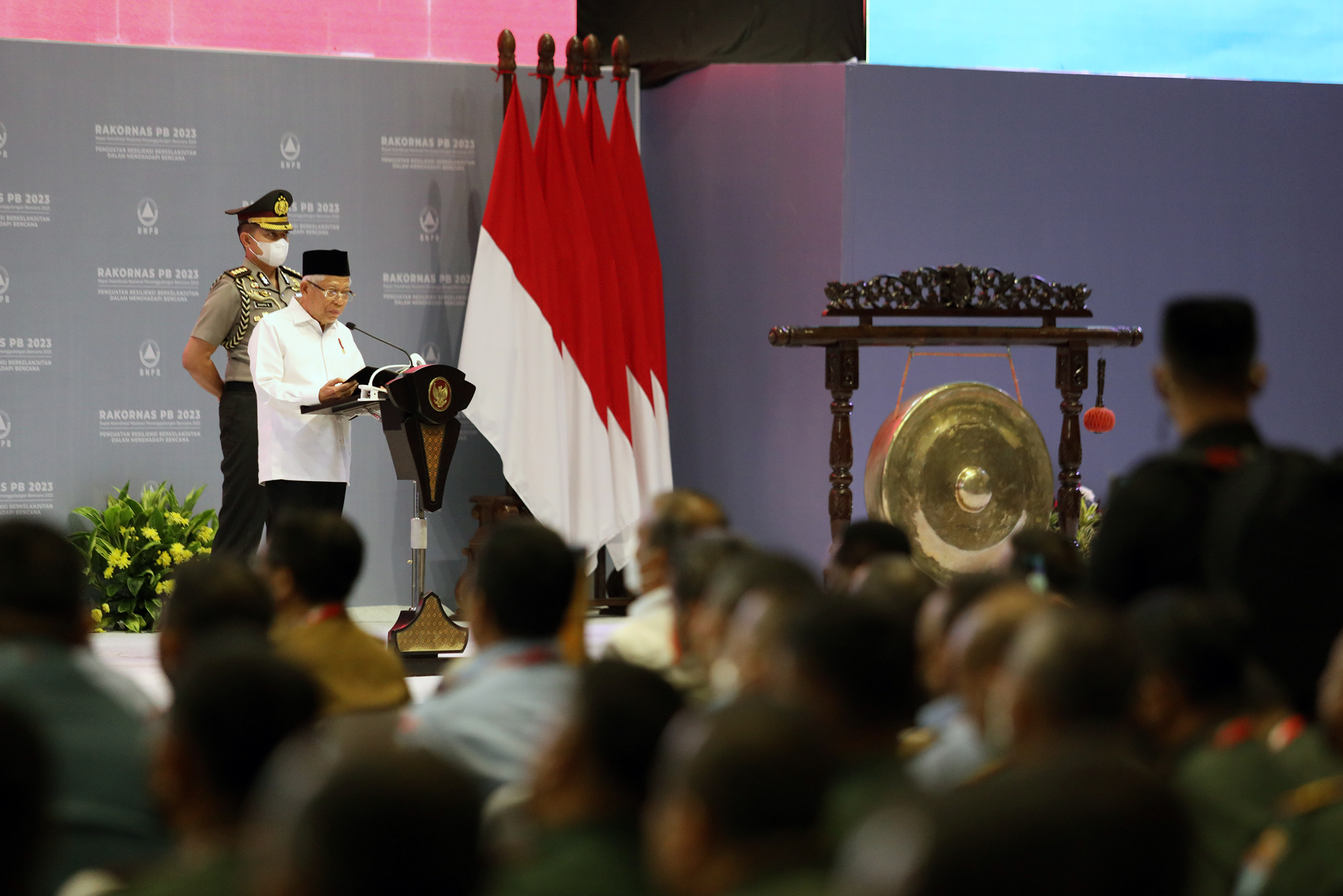 Wakil Presiden RI KH Ma'ruf Amin (kemeja putih) memberikan sambutan dalam Rapat Koordinasi Nasional (Rakornas) Penanggulangan Bencana (PB) Badan Nasional Penanggulangan Bencana (BNPB) tahun 2023 yang diselenggarakan di Jakarta International Expo (JiExpo) Kemayoran, Jakarta Pusat, Kamis (2/3). 